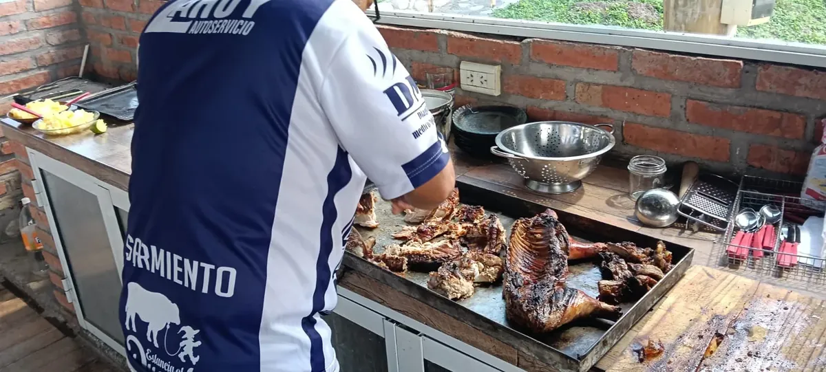 Asado en la parrilla del quincho de Rancho Quilla, la casa grande