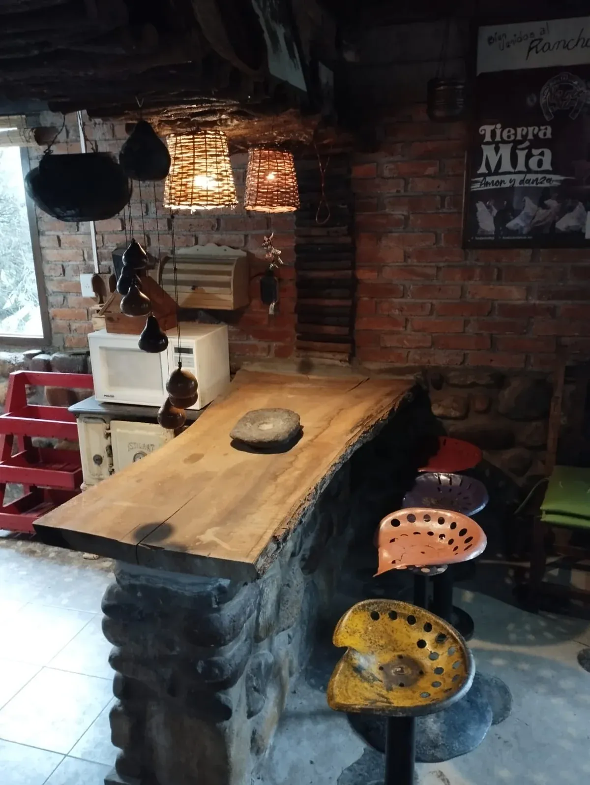 Barra rústica de madera en el quincho de Rancho Quilla, la casa grande