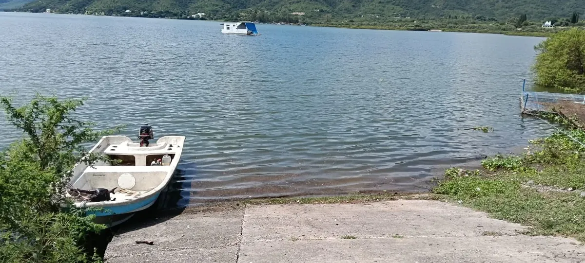 Bote de pesca en la orilla del Dique Cabra Corral