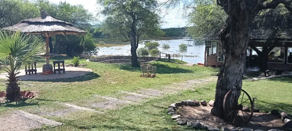 Rancho Quilla, la casa grande, vista desde la orilla del dique