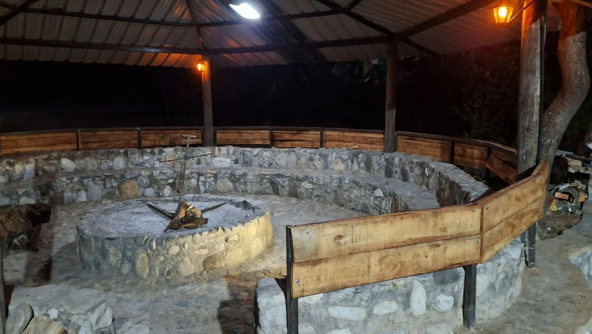 Fogón circular de piedra con cancana para costillar a la estaca, en Rancho Quilla, la casa grande