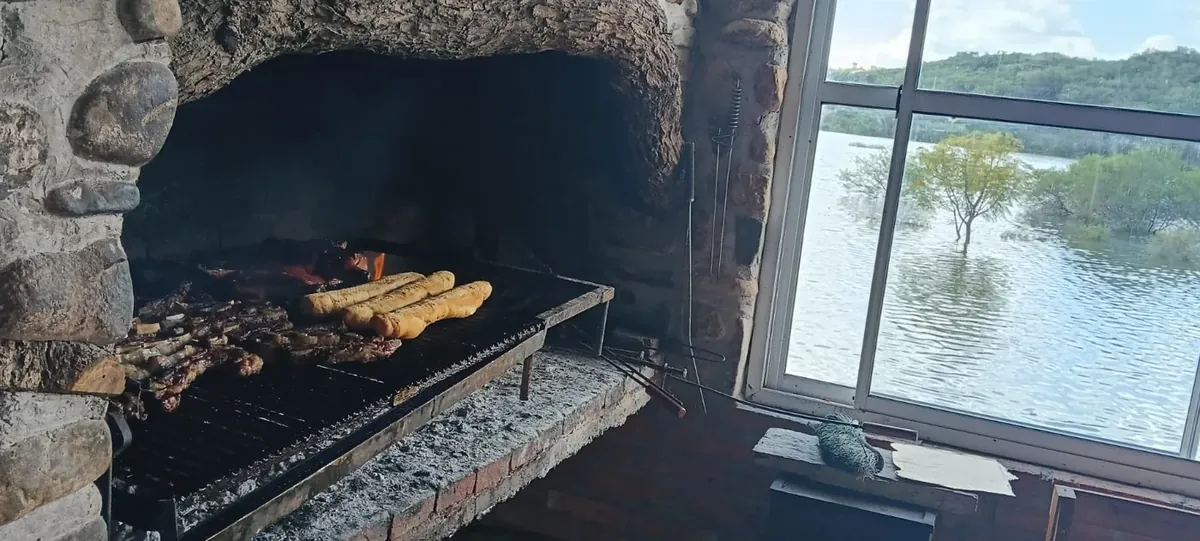 Interior de Rancho Quilla, la casa grande con el hogar a leña