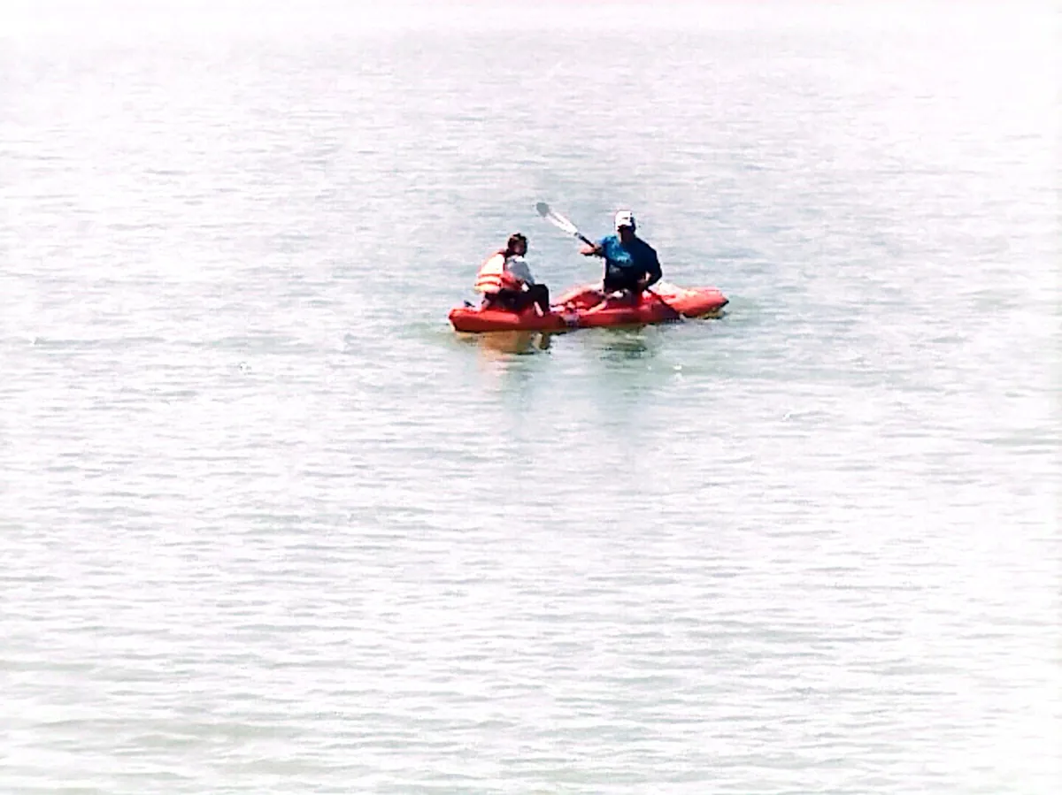 Kayak doble navegando en el Dique Cabra Corral