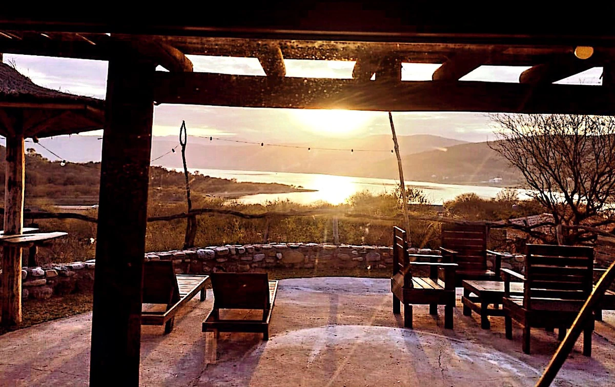 Atardecer sobre el Dique Cabra Corral visto desde la galería de Mate Luna