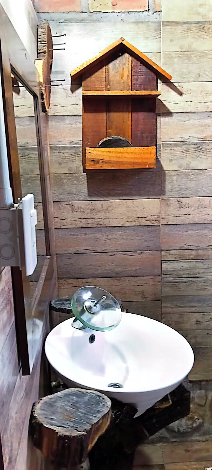 Baño de Mate Luna con la bacha montada sobre un tronco