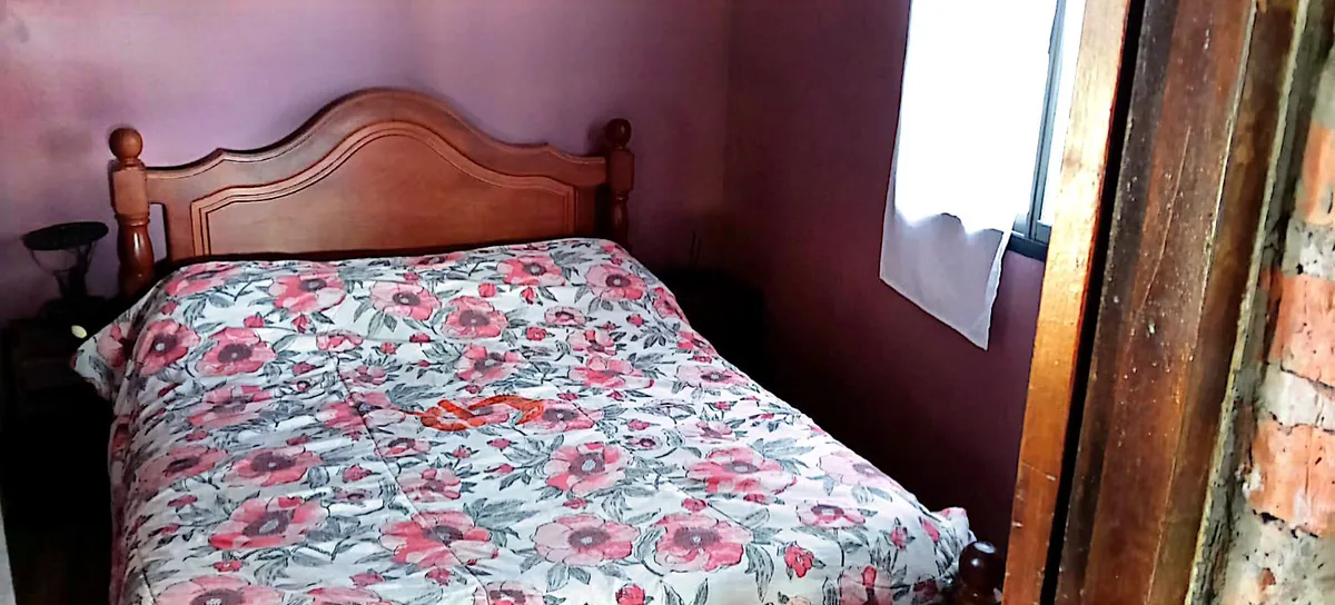 Dormitorio de Mate Luna con cama tendida