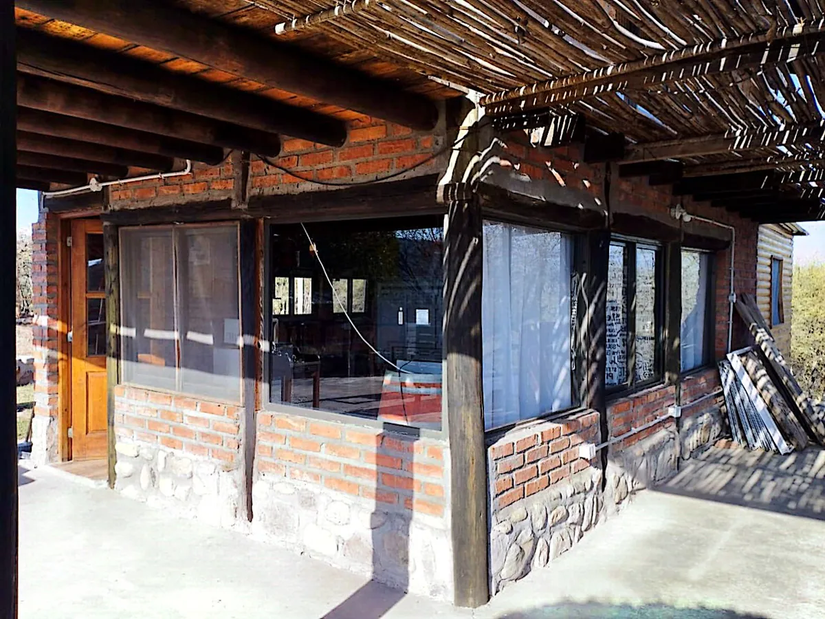 Galería larga de Mate Luna, con estructura de troncos