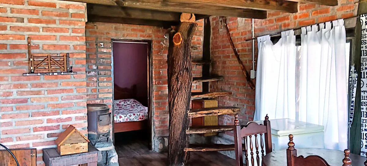 Interior de Mate Luna con cama y la escalera a la planta alta