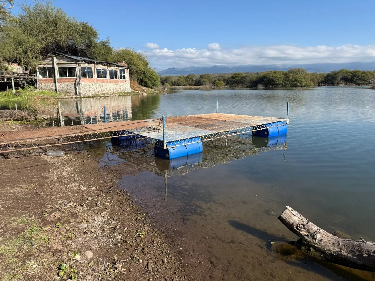 Orilla y acceso al Dique Cabra Corral desde el predio