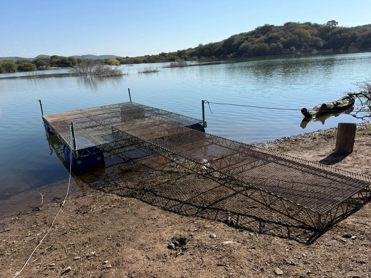 Muelle flotante de Rancho Quilla sobre tambores, en el Dique Cabra Corral