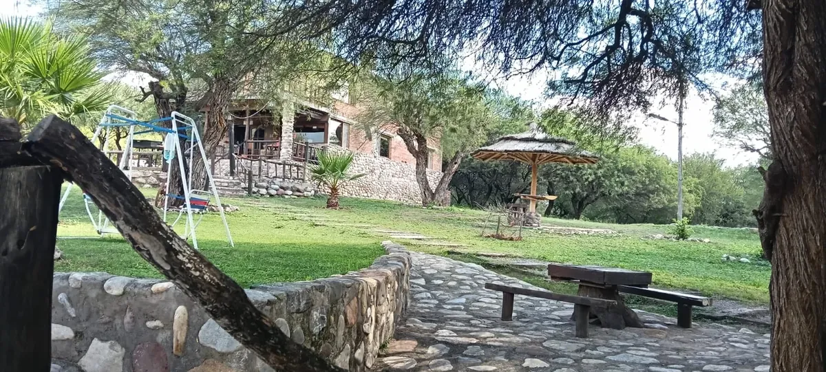 Patio arbolado de Rancho Quilla, la casa grande