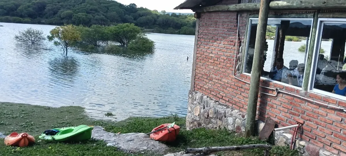 Quincho de Rancho Quilla, la casa grande a la orilla del Dique Cabra Corral