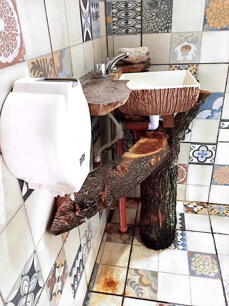 Baño de Ranchito con bacha montada sobre un tronco