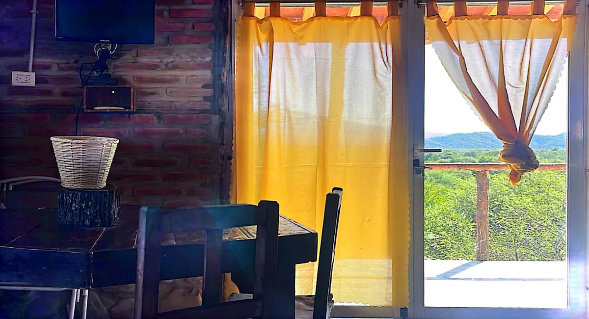 Interior de Ranchito con la ventana al monte