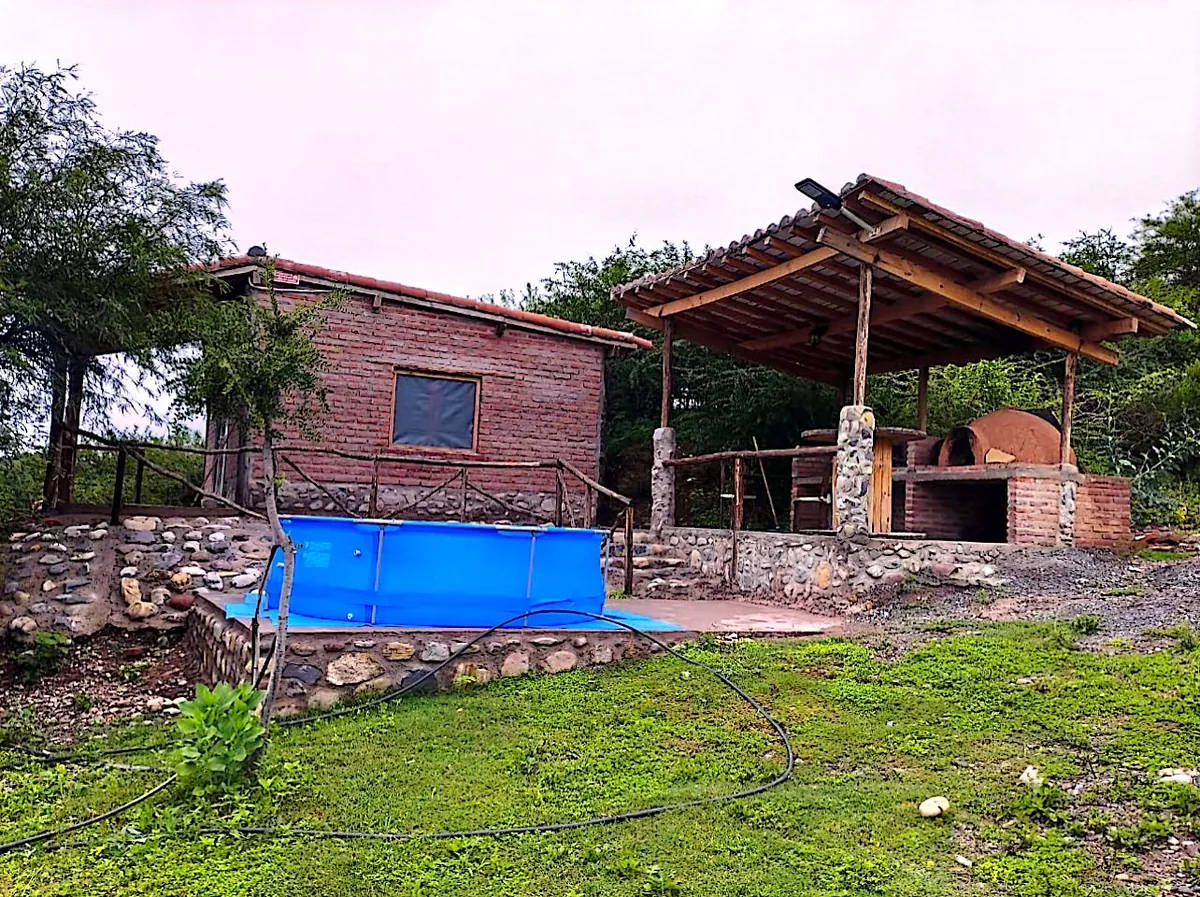 Piletón y horno de barro junto a Ranchito