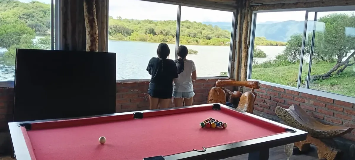 Mesa de pool con vista al Dique Cabra Corral en Rancho Quilla, la casa grande